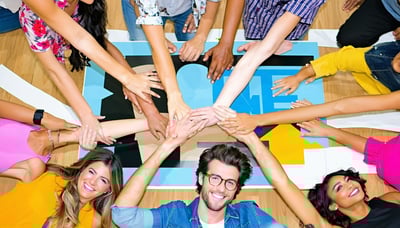 Ilustración de personas colaborando en crecimiento personal y empoderamiento